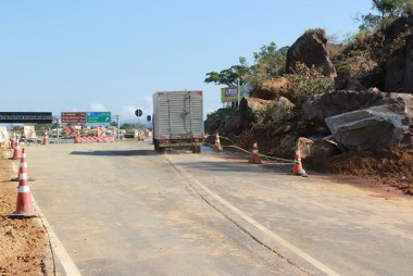 Via lateral da BR-101 Sul &eacute; liberada em meia pista no km 316