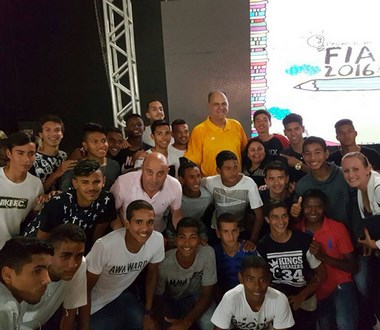 Atletas da base do Tigre assistem palestra de Oscar Schidt