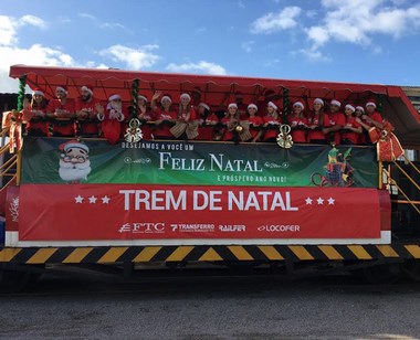 Dez mil crian&ccedil;as recebem presentes no Trem de Natal da FTC